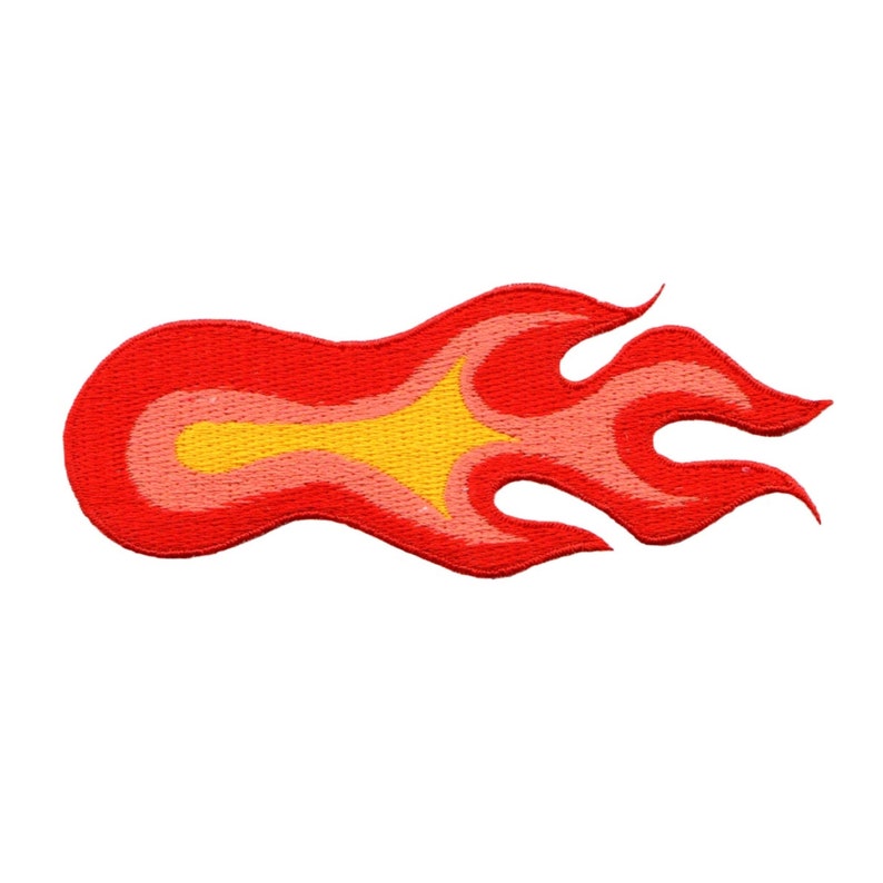 Peut inclure: Patch brod&eacute; en forme de flamme rouge et jaune.