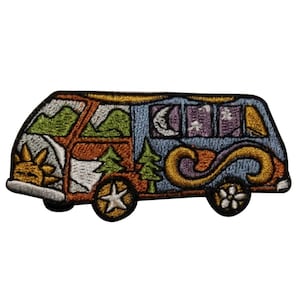 Könnte beinhalten: Ein farbenfroher gestickter Aufnäher mit einem Vintage-Van mit Sonne, Mond, Sternen und Bäumen. Der Van ist ein beliebtes Symbol der Gegenkultur der 1960er und 1970er Jahre.