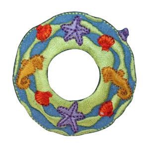 Peut inclure: Un patch brodé bleu et vert en forme de bouée de sauvetage avec un centre blanc. Le patch représente des hippocampes, des étoiles de mer et des coquillages.