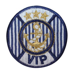 Könnte beinhalten: Ein runder, blau-weiß gestreifter Patch mit einem goldenen Anker und drei goldenen Sternen. Der Text "VIP" ist in Weiß auf den Patch gestickt.