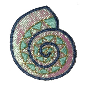 Könnte beinhalten: Eine pinkfarbene und blaue, schimmernde, gestickte Muschel mit einem goldenen Spiralmuster.
