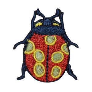 Peut inclure: Un patch brodé de coccinelle rouge et noir avec des accents jaunes. La coccinelle a six pattes et une tête noire.
