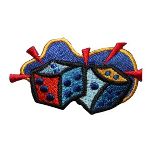 Può includere: Toppa ricamata con due dadi con accenti rossi, blu e gialli. I dadi sono su uno sfondo blu con accenti rossi e dorati.