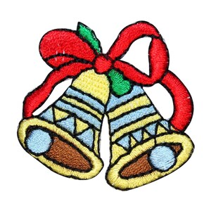 Könnte beinhalten: Zwei gelbe und blaue Glocken mit einer roten Schleife und grünen Blättern. Die Glocken sind mit einem roten Band zusammengebunden.