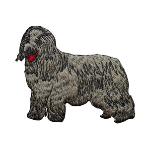 Peut inclure: Patch brodé représentant un chien gris et noir avec une langue rouge. Le chien est debout, les pattes écartées et la queue enroulée.