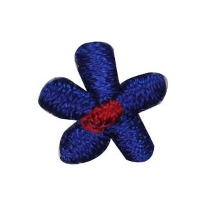 Könnte beinhalten: Eine kleine blaue Blume mit roter Mitte. Die Blume ist aus Stoff und hat ein fünfblättriges Design.