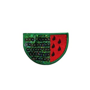 Può includere: Un cerotto a forma di fetta di anguria verde e rossa con semi neri. L'anguria è fatta di paillettes ed è un cerotto divertente e colorato.