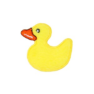 Könnte beinhalten: Eine gelbe Gummi-Ente mit rotem Schnabel und schwarzen Augen. Die Ente ist ein beliebtes Bade-Spielzeug für Kinder.