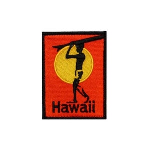 Può includere: Una toppa ricamata nera e arancione con la silhouette di una persona che tiene una tavola da surf davanti a un sole giallo. Il testo "Hawaii" è sotto l'immagine.