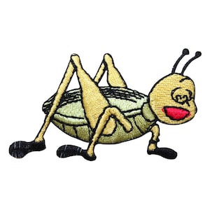 Könnte beinhalten: Ein gestickter Bügelaufkleber mit einem Cartoon-Grashüpfer mit gelbem Körper, schwarzen Beinen und rotem Mund. Der Grashüpfer lächelt und hat seine Beine gebeugt.
