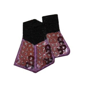 Può includere: Toppa in tessuto di paillettes viola con retro in feltro nero. La toppa ha la forma di una gonna con un orlo arricciato.