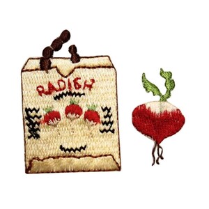 Peut inclure: Ensemble de patchs brodés à repasser représentant un sac de radis et un radis unique. Le sac est beige avec des coutures brunes et le texte "RADISH" en fil brun. Le radis est rouge avec des feuilles vertes.