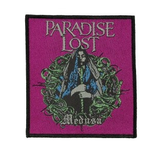 Könnte beinhalten: Ein rosa Stoffpatch mit schwarzen Nähten. Der Patch zeigt ein Schwarzweißbild einer Frau mit Schlangen, den Text "PARADISE LOST" in Grau und das Wort "Medusa" in Grau unten.
