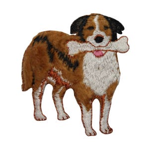 Könnte beinhalten: Gestickter Aufnäher eines braunen und weißen Hundes mit schwarzen Markierungen, der einen Knochen im Maul hält. Der Hund steht auf allen vieren und hat eine rosa Zunge herausgestreckt.