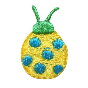 Könnte beinhalten: Ein gelber Marienkäfer mit blauen Punkten und grünen Fühler. Der Marienkäfer ist gestickt und hat eine glänzende Oberfläche.