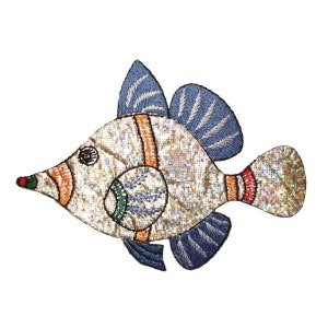Könnte beinhalten: Ein gestickter Fisch-Patch in Silber, Blau, Orange und Grün. Der Fisch hat einen großen, runden Körper und eine lange, dünne Schnauze. Die Flossen des Fisches sind blau und weiß, und sein Schwanz ist silber und orange.