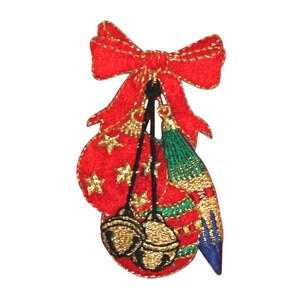Könnte beinhalten: Gestickter Weihnachtsornament-Patch mit roter Schleife, rotem Schmuck mit goldenen Sternen, zwei goldenen Glocken und einer grünen und blauen Quaste. Der Patch ist mit goldenen Verzierungen und schwarzen Aufhängekordeln versehen.