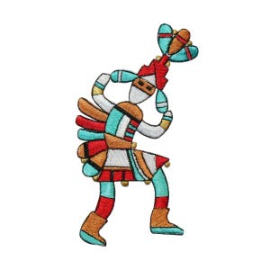 Könnte beinhalten: Ein farbenfroher gestickter Aufnäher, der einen stilisierten indianischen Tänzer mit Kopfbedeckung zeigt. Der Tänzer trägt ein türkisfarbenes, rotes, weißes und orangefarbenes Outfit mit einem geometrischen Muster. Der Aufnäher ist perfekt, um Kleidung, Taschen oder anderen Gegenständen einen Hauch von indianischer Kunst zu verleihen.