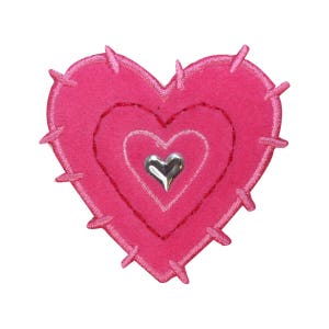 Può includere: Una toppa a forma di cuore rosa con un design cucito. La toppa presenta tre contorni a forma di cuore, con un cuore argentato al centro. I bordi hanno cuciture decorative, che le conferiscono un aspetto fatto a mano. Adatta per abbigliamento o accessori.