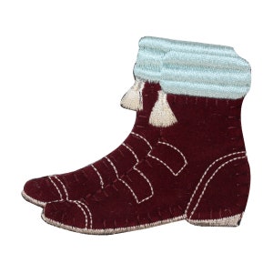 Könnte beinhalten: Gestickter burgunderfarbener Stiefel mit einem hellblauen Schaft und weißen Quasten. Der Stiefel hat ein gesticktes Design und eine spitze Zehenpartie.