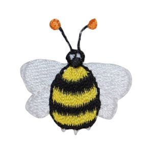 Könnte beinhalten: Gestickter Bienen-Aufnäher mit einem schwarz-gelb gestreiften Körper, weißen Flügeln und orangefarbenen Fühlern. Dieser dekorative Aufnäher ist für Kleidung, Taschen oder andere Textilien geeignet. Das Bienen-Design ist eine niedliche und verspielte Ergänzung.