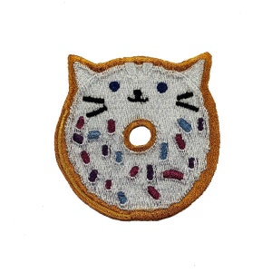 Toppa ricamata con ciambella e granella di cibo dolce per la colazione, da stirare