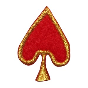 Può includere: Una carta da gioco di picche in feltro rosso con un contorno ricamato in oro.