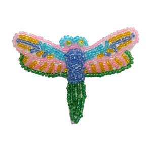 Può includere: Una libellula colorata con perline rosa, blu, verdi e gialle. La libellula è realizzata con piccole perline cucite insieme per creare un design dettagliato.