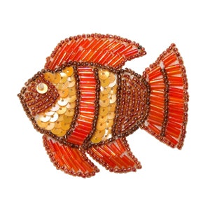 Può includere: Un ornamento di pesce perlato con paillettes arancioni e dorate. Il pesce ha una grande pinna caudale e una pinna dorsale più piccola.