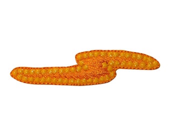 Op de afbeelding: Oranje geborduurde bliksem patch met een textuur.