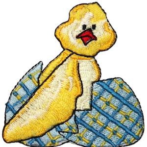 Peut inclure: Poussin brodé jaune éclosant d'un œuf à carreaux bleus et blancs.