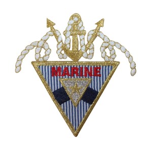 Könnte beinhalten: Ein gold gestickter Patch in Form eines Dreiecks mit einem blau-weiß gestreiften Hintergrund. Der Patch zeigt eine goldene Anker mit Seildetails oben und das Wort "MARINE" in roten Buchstaben.