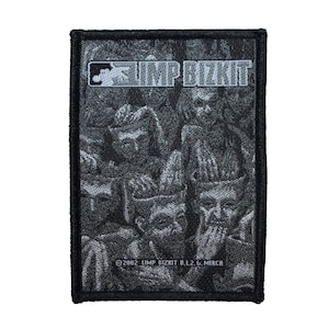 Può includere: Toppa ricamata in bianco e nero con il nome della band "Limp Bizkit" e una grafica di tre volti. Il testo "© 2002 Limp Bizkit U.L.2.G. Merch" è in fondo alla toppa.
