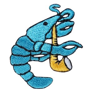 Peut inclure: Un écusson brodé bleu à repasser représentant un homard jouant du saxophone. Le homard tient le saxophone dans sa pince droite et a sa pince gauche levée. Le saxophone est jaune et a un embout buccal blanc.