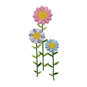 Peut inclure: Trois fleurs brodées avec des tiges vertes sur un fond blanc. La fleur du haut est rose avec un centre jaune. La fleur du milieu est violette et blanche avec un centre jaune. La fleur du bas est bleu clair avec un centre jaune.