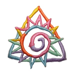 Può includere: Una toppa ricamata colorata con un design a spirale al centro. La spirale è realizzata con filo rosa, viola e arancione. La toppa è circondata da una forma triangolare con un design a stella. La stella è realizzata con filo giallo, verde e blu.