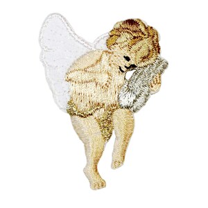 Könnte beinhalten: Ein gestickter Engel mit Flügeln, in Weiß und Gold, der ein kleines weißes und goldenes Objekt hält. Der Engel steht auf einem Bein und hat ein cherubinisches Gesicht.
