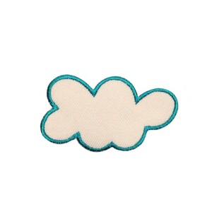 Può includere: Una toppa a forma di nuvola bianca con un contorno blu turchese.