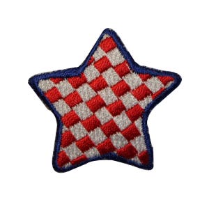 Può includere: Toppa a forma di stella ricamata con motivo a scacchi rossi e bianchi. La stella ha un bordo blu. Adatta per giacche, borse o altri articoli in tessuto.