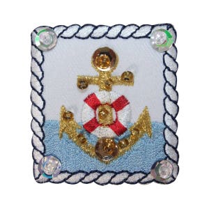 Könnte beinhalten: Ein weißer Stoff-Patch mit einem goldenen gestickten Anker und einem roten und weißen Rettungsring. Der Anker ist von blauem und weißem Stoff umgeben und der Patch ist mit einem weißen Seilmuster eingefasst.