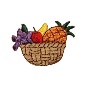 Può includere: Toppa ricamata raffigurante un cesto di frutta. Il cesto è marrone chiaro con un motivo intrecciato. La frutta comprende un fiore viola, una mela rossa, una pera gialla e un'ananas arancione con foglie verdi.