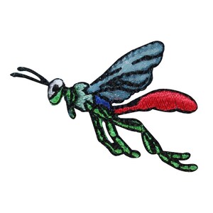 Könnte beinhalten: Ein gestickter Bügelaufkleber mit einem grünen, blauen und roten Insekt mit Flügeln. Das Insekt hat ein großes Auge und lange Beine.