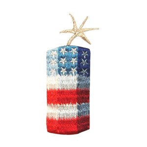 Può includere: Un fuoco d'artificio a tema bandiera americana rosso, bianco e blu con una stella dorata in cima.