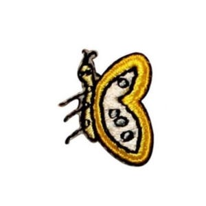 Peut inclure: Un écusson brodé de papillon jaune avec des accents blancs. Le papillon a une aile en forme de cœur et un petit corps.