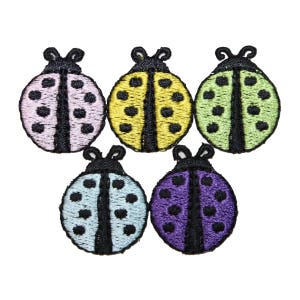 Può includere: Cinque toppe di coccinella ricamate in diversi colori: lilla chiaro, giallo, verde chiaro, blu chiaro e viola. Ogni coccinella ha punti neri e una linea nera al centro.