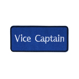 Peut inclure: Écusson brodé bleu avec du texte blanc qui dit "Vice Captain".