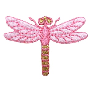 Peut inclure: Libellule brodée rose avec des accents dorés. La libellule a deux paires d'ailes et un corps long et fin.