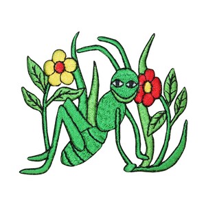 Könnte beinhalten: Grüner gestickter Aufnäher eines Grashüpfers, der in einem Stück grüner Blätter mit einer gelben Blume und einer roten Blume sitzt.