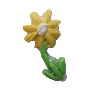 Könnte beinhalten: Eine gelbe Blume mit weißem Zentrum und grünem Stiel. Die Blume ist aus Stoff gefertigt und hat einen zarten, handgefertigten Look.