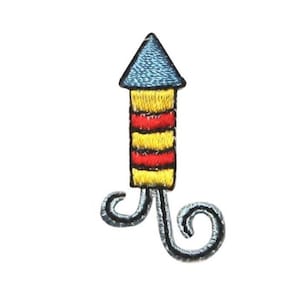 Può includere: Un fuoco d'artificio blu e giallo con strisce rosse e una punta blu a punta. Il fuoco d'artificio ha una coda riccia.